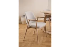 Andrarum Reciclar Ruokatuoli bouclé-kankaalla ja tammisilla käsinojilla Beige