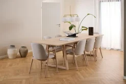 Andrarum Reciclar Ruokatuoli bouclé-kankaalla ja tammisilla käsinojilla Beige