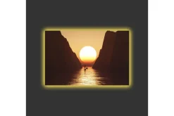 Canvas-taulu LED-valaistuksella - Upea auringonlasku kapean vuonon yllä purjeveneen siluettina Oranssi / Ruskea / Kulta