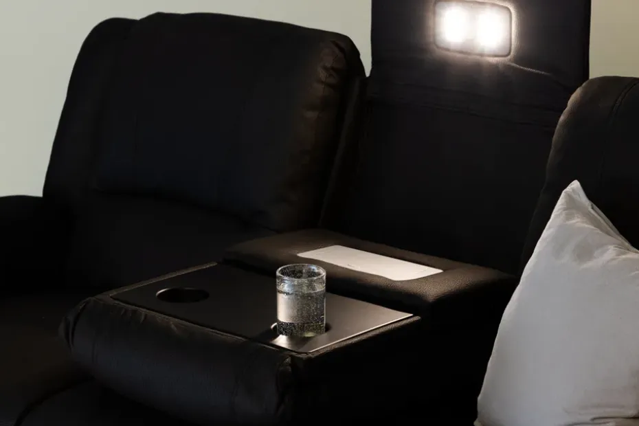 Kulmarecliner-sohva Comfort Living Singapore-recliner-sohva 3-istuttava keinonahka Musta